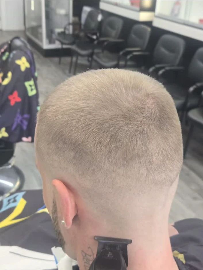 Fade en cours de réalisation chez Uptall Barbershop