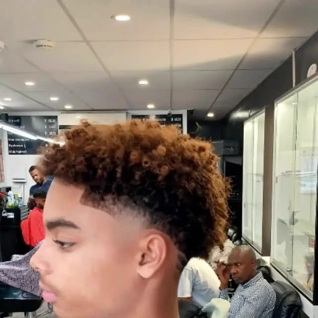 Taper fade sur cheveux bouclés