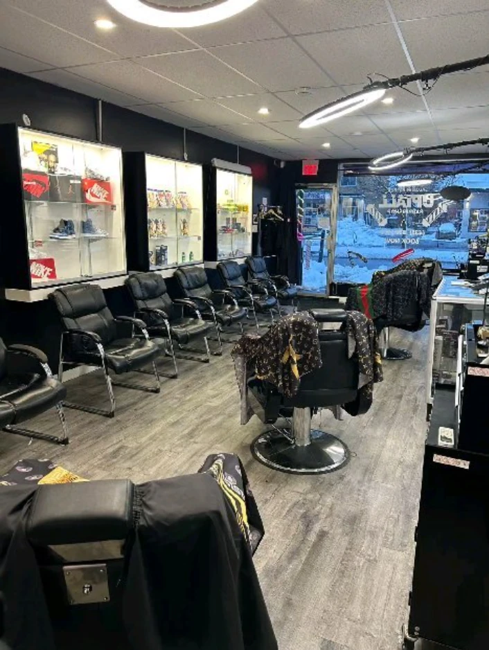 Vue d'ensemble du salon Uptall Barbershop