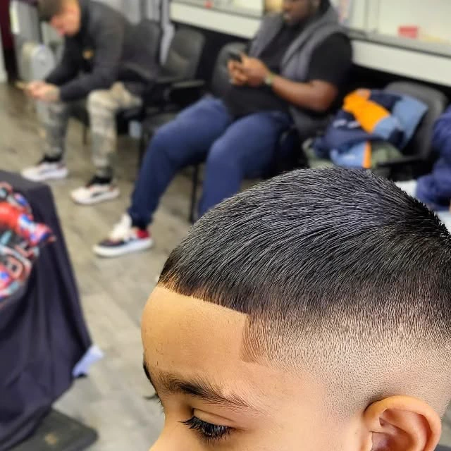 Coupe enfant avec ligne nette au front et dégradé